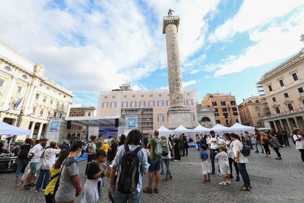 Immagine di Piazza Colonna con persone durante il FIABADAY