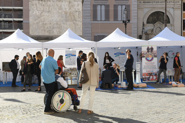 Immagine con delle persone davanti gli stand in Piazza Colonna durante il FIABADAY